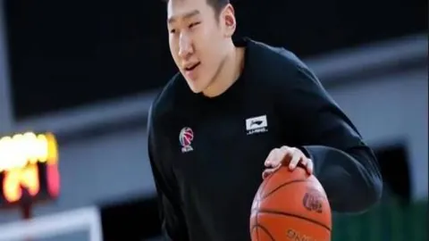 《独家揭秘：独行侠对决湖人！巅峰对决背后的故事与看点》